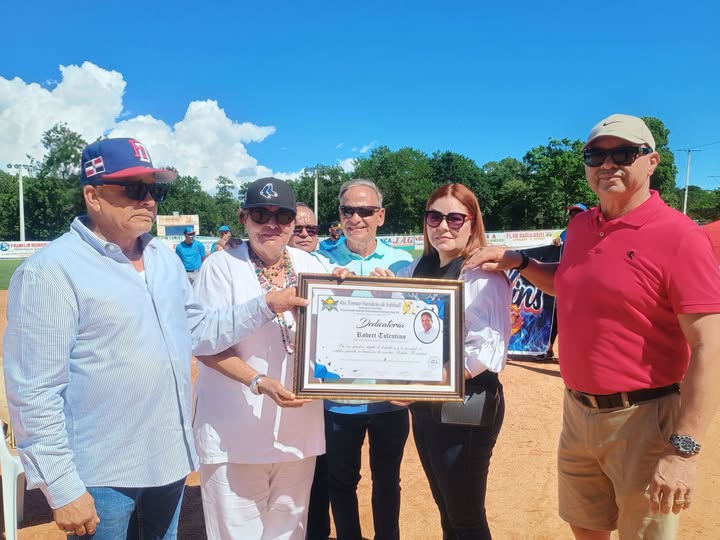 Entrega de Placa de Reconocimiento a Nuestro Director Municipal Robert Donald Tolentino Grullón.