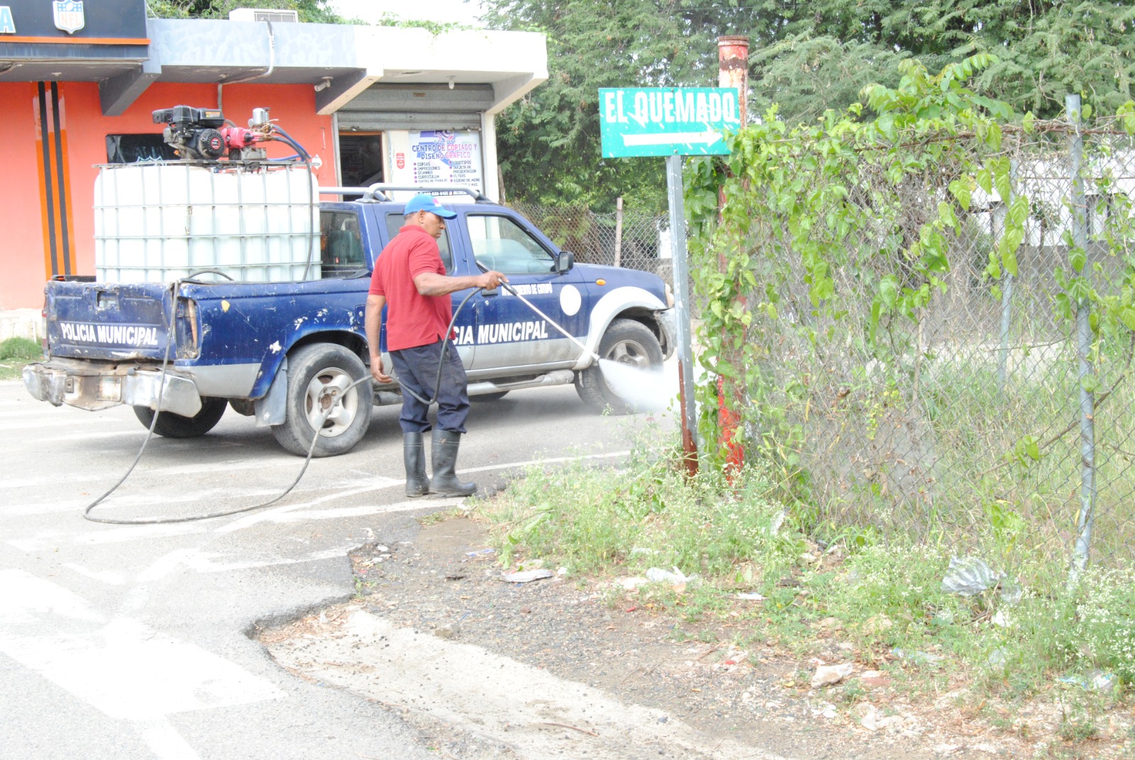 Fumigación en la carretera de Manga Larga – Entrada del sector El Quemado.