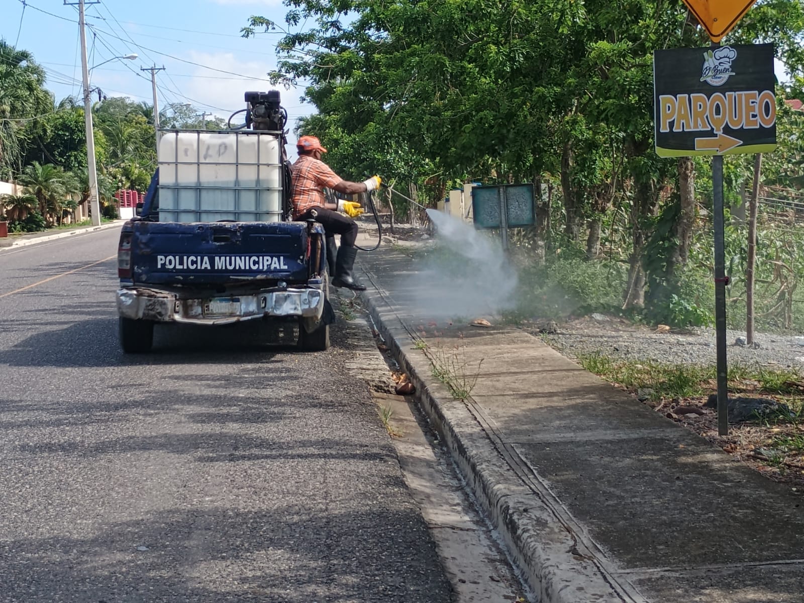 Fumigación En El Sector El Mirador, Específicamente En La Carretera Principal Prof. Juan Bosch.