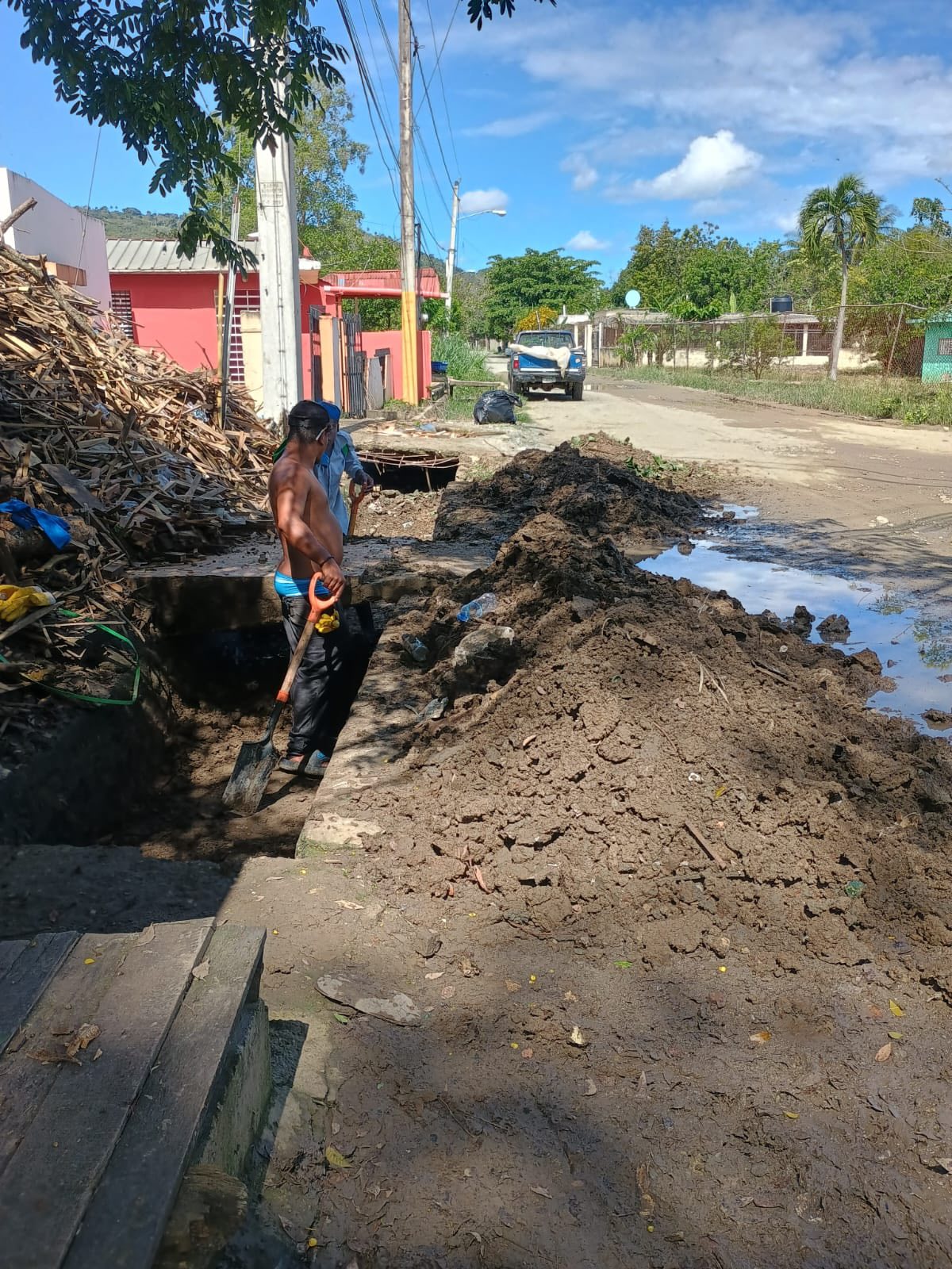 Brigadas Y Equipos Técnicos Del Ayuntamiento Se Trasladaron A La Entrada De La Vereda Y Zonas Aledañas.