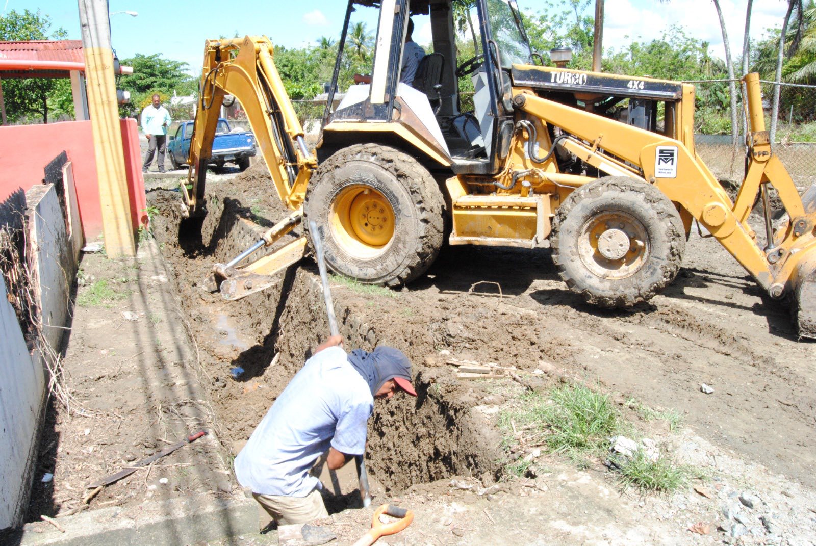 Limpieza y mantenimiento en la calle principal de la comunidad de La Vereda.
