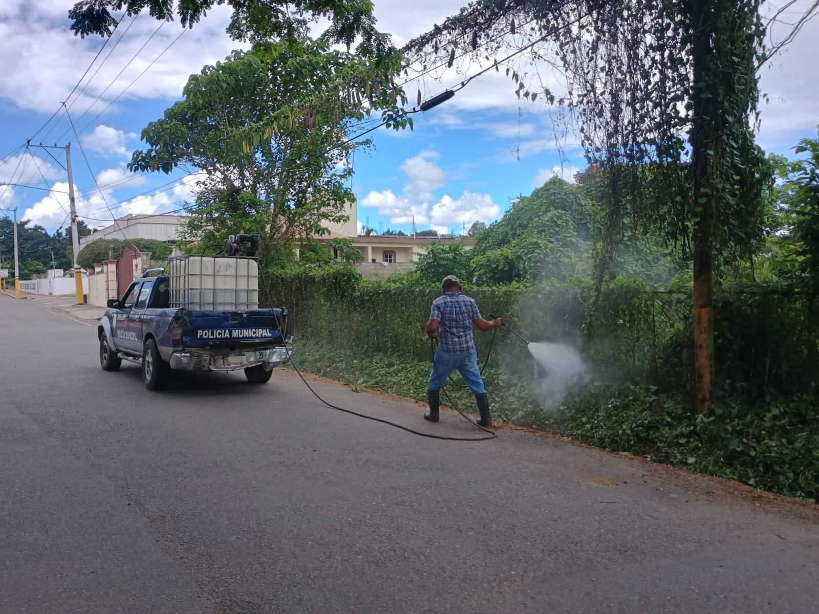 Jornada de Fumigación en la calle Principal de Rio Verde Arriba, Villa Cutupú, Casi frente al Cementerio.
