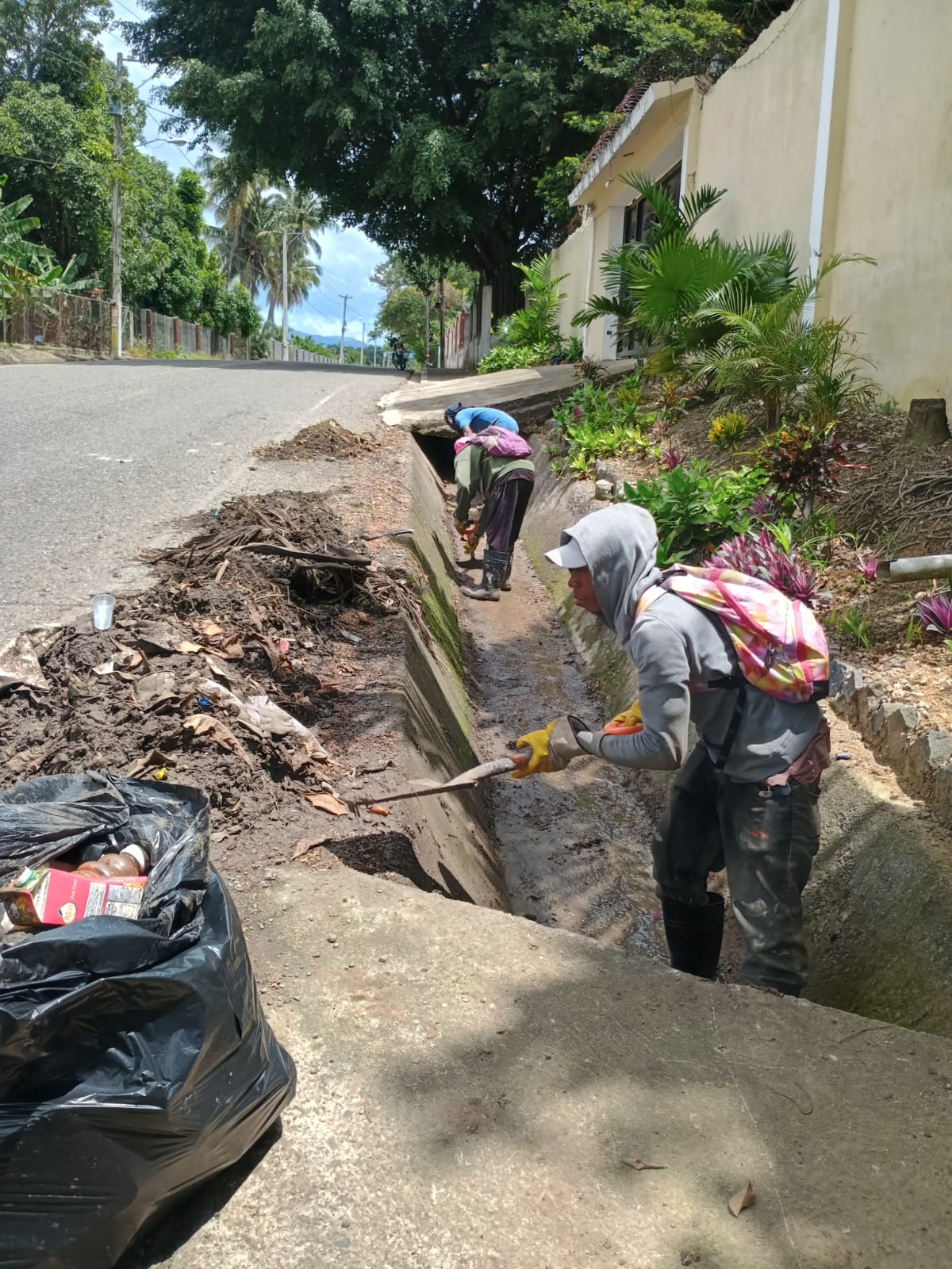 Limpieza de Aceras y Contenes, del Personal de la Junta Municipal de Rio Verde Arriba.