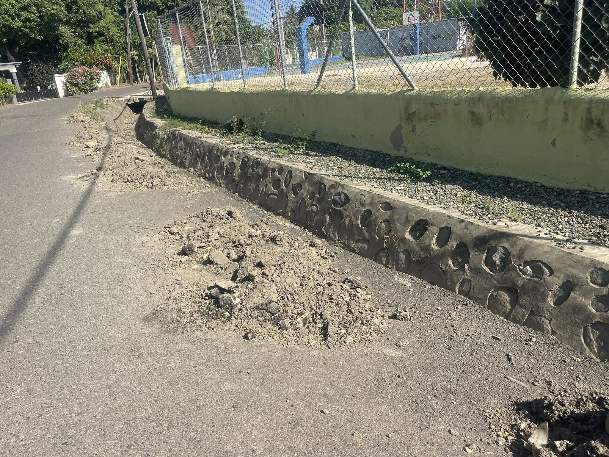 Río Verde dando continuidad a los trabajos de limpieza de imbornales, aceras y contenes.