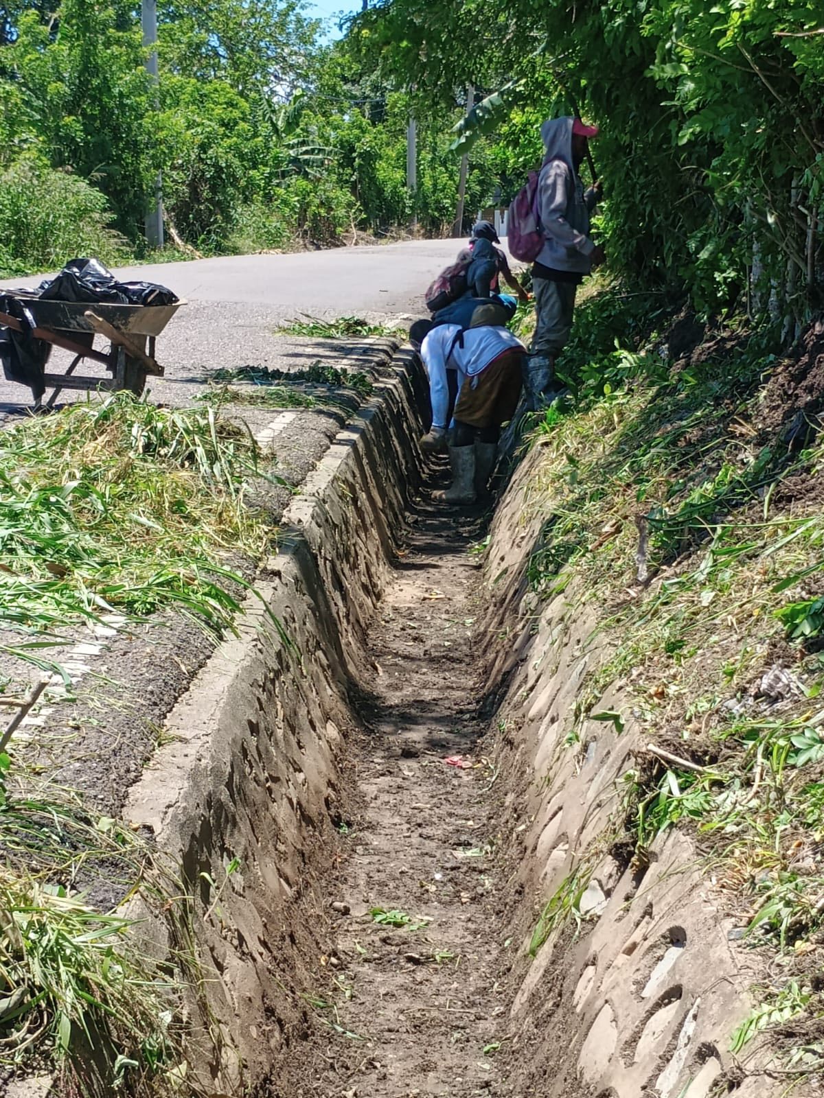 Brigadas de ornato y aseo se encuentran realizando importantes labores de limpieza y acondicionamiento en la comunidad de Río Verde, específicamente en el tramo comprendido entre La Cruz de los Coronado.