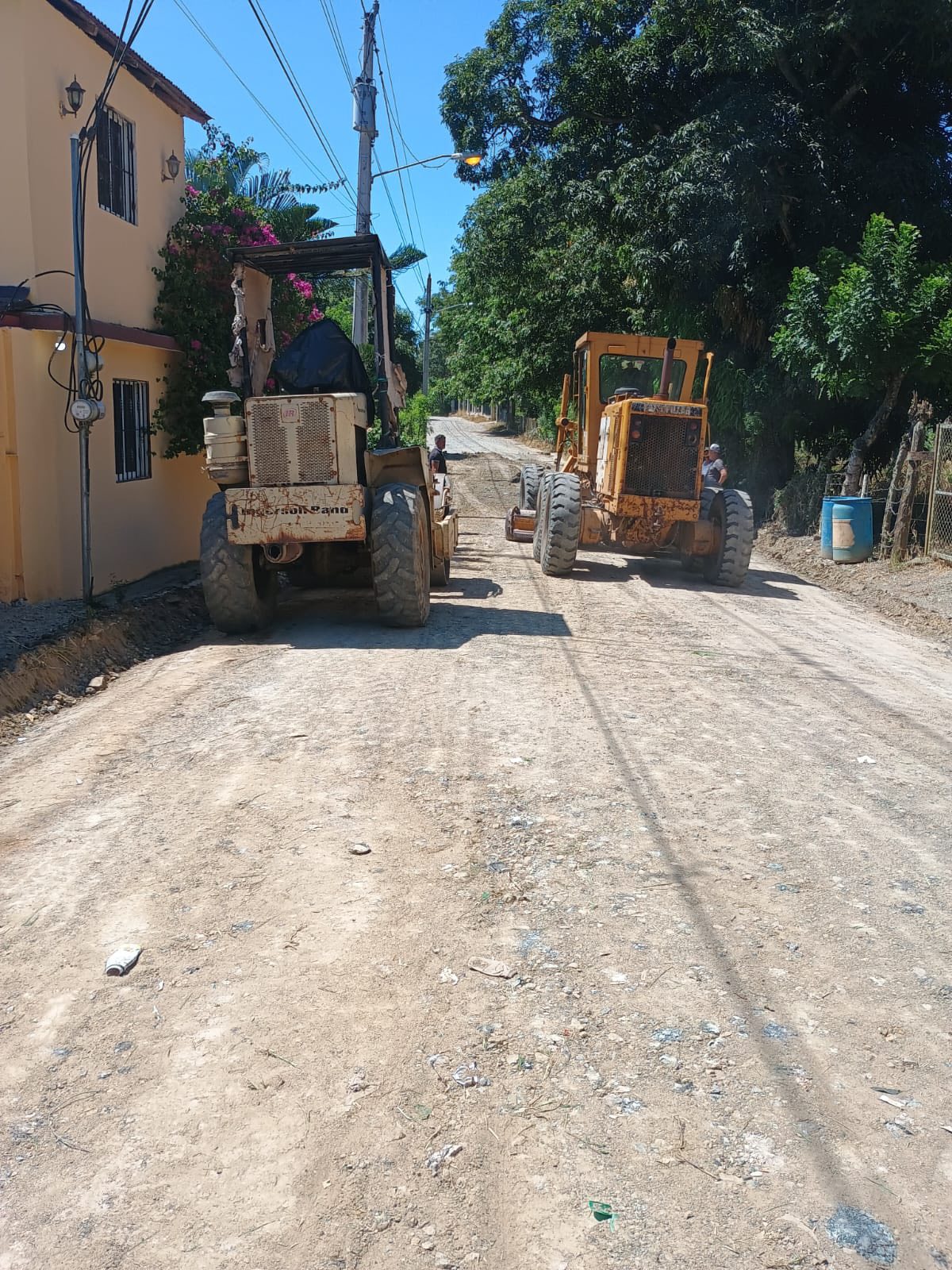 Comunidad de La Vereda, llevando a cabo importantes trabajos de mejoramiento de los caminos vecinales,