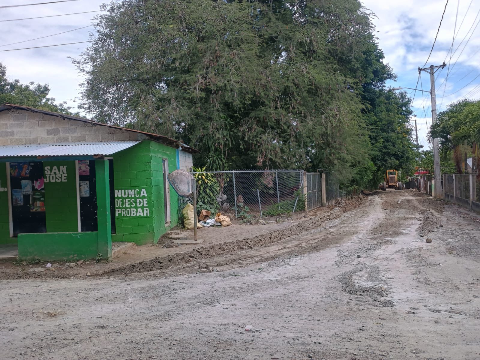 Realizando Labores De Reparación Y Acondicionamiento De Sus Caminos Vecinales