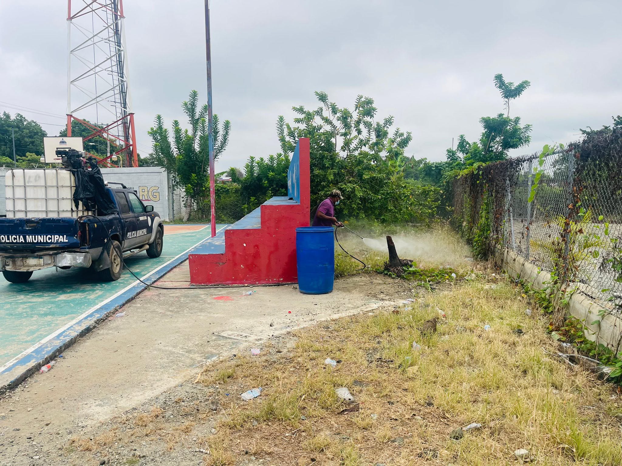 Trabajos de Mantenimiento y Limpieza en la Cancha de la Comunidad de Río Verde Abajo.