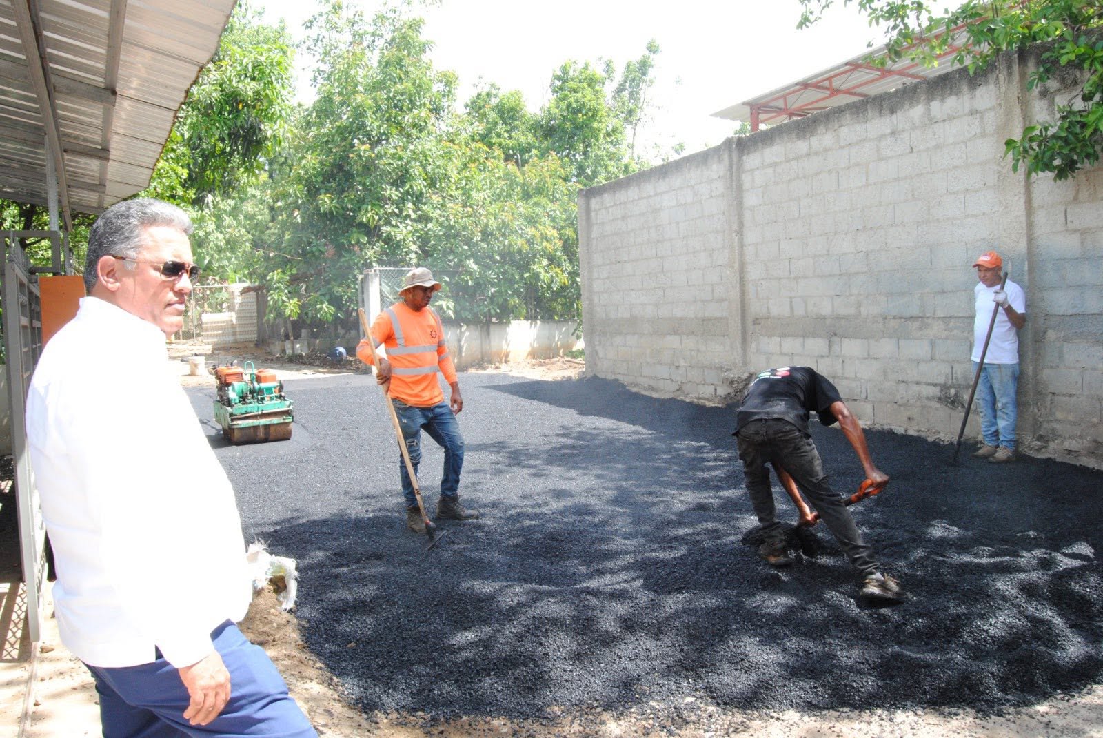 En el día de hoy estuvimos en la comunidad de El Aljibe, donde se iniciaron los trabajos de asfaltado en una de las calles que conecta con la vía principal de la zona.