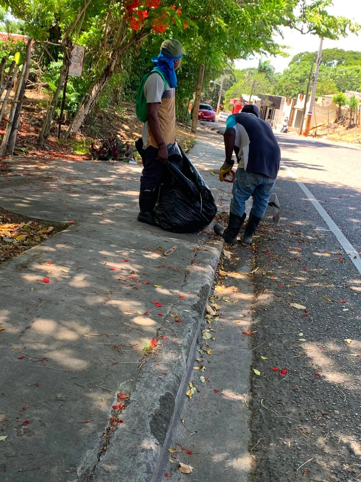 Las brigadas de Ornato y Aseo realizaron una jornada de limpieza y acondicionamiento en los alrededores del puente sobre el Río Verde.