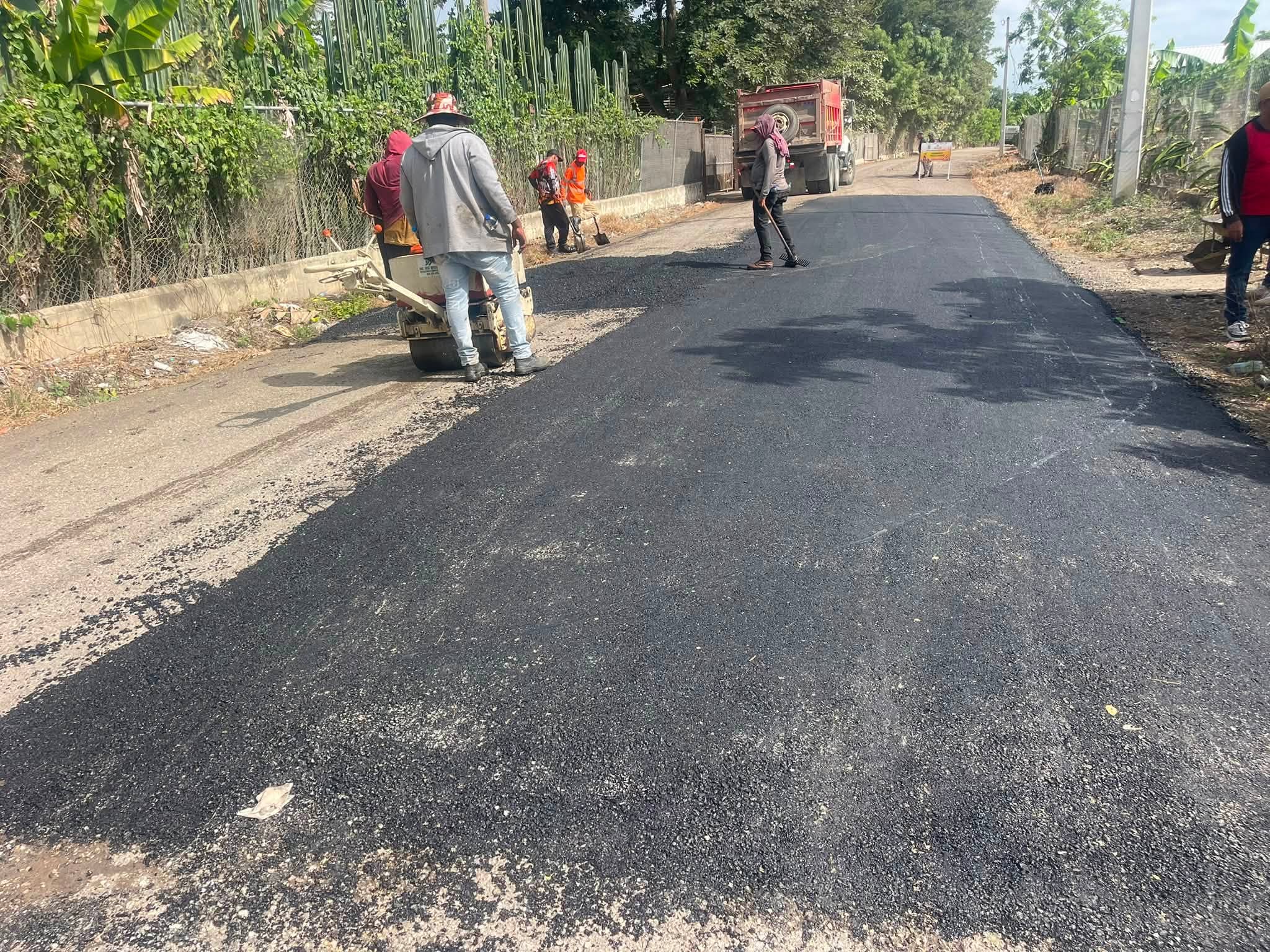 Continuamos trabajando en la comunidad de Monte Adentro con las labores de bacheo y asfaltado de su calle principal.